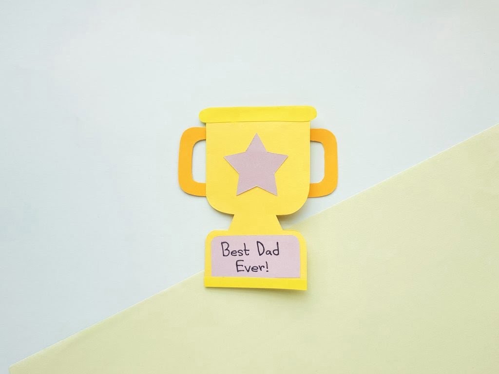 Make This Easy Fathers Day Trophy Card Crafts Kids Love