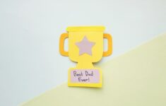 Make This Easy Fathers Day Trophy Card Crafts Kids Love